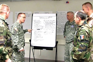 Các sĩ quan Mỹ và NATO thảo luận