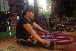 Các nghệ nhân A Lưới (Thừa Thiên – Huế) trình diễn kỹ nghệ dệt Zèng- Di sản văn hóa phi vật thể quốc gia tại ngày khai mạc Festival nghề truyền thống Huế 2019. Ảnh: VĂN THẮNG