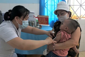 Bác sĩ khám cho bệnh nhân tại Trạm Y tế phường 16, quận Gò Vấp