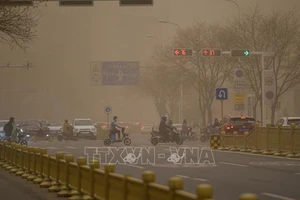 Các tuyến phố ở Trung Quốc chìm trong cát bụi. Ảnh: THX/TTXVN