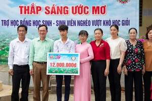Công ty TNHH MTV Xổ số kiến thiết tỉnh Đồng Tháp trao học bổng “Thắp sáng ước mơ” tại xã An Khánh, huyện Châu Thành
