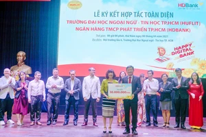 Tại lễ ký kết, bà Nguyễn Đoàn Duy Ái - Phó Tổng Giám đốc HDBank, đại diện Ban lãnh đạo HDBank đã trao tặng 30 triệu đồng vào Quỹ học bổng của nhà trường