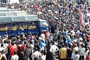 Người dân Myanmar biểu tình ở thủ đô Naypyidaw. Ảnh: Reuters