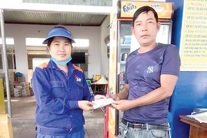 Chị Trần Thị Phương trao lại số tiền nhặt được cho anh Mai Văn Hợi
