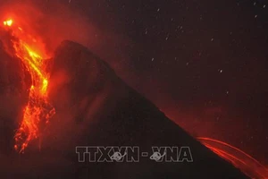 Dung nham phun trào từ miệng núi lửa Sinabung tại làng Tiga Pancur ở Karo, Bắc Sumatra, Indonesia, ngày 14-2-2021. Ảnh: THX/TTXVN