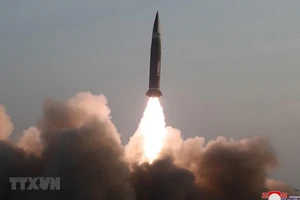 Tên lửa đạn đạo dẫn đường chiến thuật kiểu mới do Học viện Khoa học Quân sự Triều Tiên phóng thử từ thị trấn Hamju, tỉnh Nam Hamgyong ngày 25-3-2021. Ảnh: YONHAP/TTXVN
