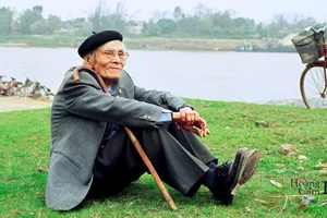 Nhà thơ Hoàng Cầm chụp năm 2002