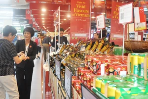 Hàng Việt được tiêu thụ rộng rãi ở thị trường Singapore qua hợp tác của Saigon Co.op với NTUC FairPrice