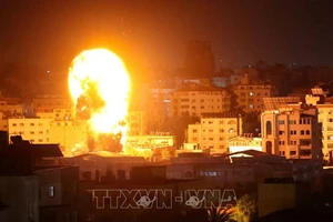 Khói lửa bốc dữ dội tại thành phố Gaza khi máy bay Israel oanh tạc vùng đất hiện do Phong trào Hồi giáo Hamas của Palestine kiểm soát, ngày 17-5-2021. Ảnh: AFP/TTXVN