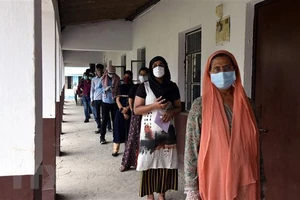 Người dân chờ được tiêm vaccine ngừa Covid-19 tại Patna, Ấn Độ ngày 12-5-2021. Ảnh: THX/TTXVN