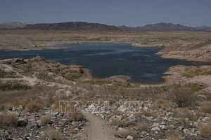 Một hồ nước gần Las Vegas, bang Nevada, Mỹ gần khô cạn do nắng nóng kéo dài, ngày 10-6-2021. Ảnh: AFP/TTXVN