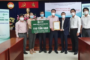 Tập đoàn Tân Long trao bảng tượng trưng ủng hộ 110 tấn gạo cho chương trình "Xe gạo nghĩa tình" của Báo SGGP