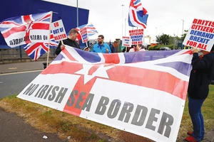 Người dân Bắc Ireland phản đối quy định ngăn sông cấm chợ hậu Brexit. Ảnh: REUTERS