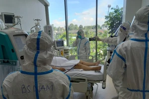 Nhân viên y tế chăm sóc cho bệnh nhân nặng tại Bệnh viện Hồi sức Covid-19