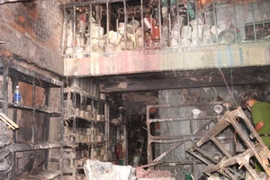 Hiện trường vụ cháy ngày 26-4 tại cửa hàng sơn số 693 Lý Thường Kiệt, phường 11, quận Tân Bình