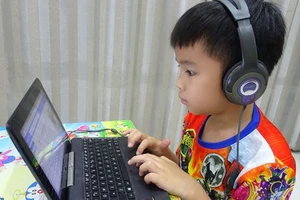 Học sinh tiểu học tham gia học trực tuyến tại nhà vào cuối năm học 2020-2021
