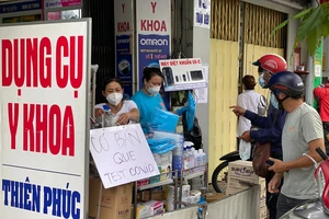 Mua bán dụng cụ y khoa tại cửa hàng trên đường Thuận Kiều, quận 5. Ảnh: CAO THĂNG