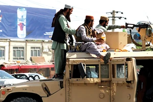 Các tay súng Taliban đứng gác trước sân bay quốc tế Hamid Karzai, ở thủ đô Kabul, Afghanistan
