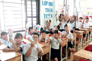 Dự án giáo dục Hoa Thủy Tiên mang đến những giờ học Anh văn và kỹ năng sống cho các em nhỏ tại Trung tâm Phát triển giáo dục Bình An. Ảnh chụp trước khi dịch bùng phát trong cộng đồng
