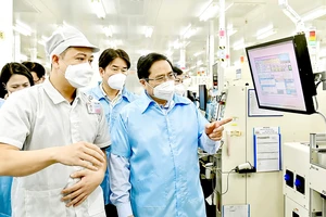 Thủ tướng Phạm Minh Chính thăm dây chuyền sản xuất của Samsung. Ảnh: VIẾT CHUNG