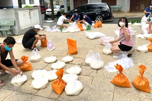 Nhóm tự nguyện của chung cư Him Lam Nam Sài Gòn chia gạo để cứu trợ cho xóm trọ kế bên chung cư