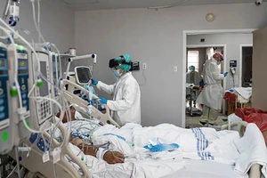 Nhân viên y tế điều trị cho bệnh nhân Covid-19 tại trung tâm y tế ở Houston, Texas (Mỹ). Ảnh: Getty Images/TTXVN