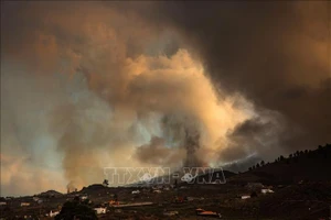 Núi lửa Cumbre Vieja trên quần đảo Canary của Tây Ban Nha phun khói, nham thạch và tro bụi ngày 20-9-2021. Ảnh: AFP/TTXVN