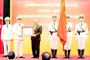 Chủ tịch nước Nguyễn Xuân Phúc trao Huân chương Bảo vệ Tổ quốc hạng nhì tặng Cục Ngoại tuyến, Bộ Công an. Ảnh: TTXVN