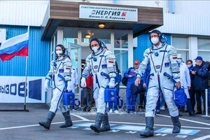Nữ diễn viên Yulia Peresild (trái), nhà du hành vũ trụ Anton Shkaplerov (giữa) và nam đạo diễn Klim Shipenko (phải) chuẩn bị lên tàu vũ trụ Soyuz MS-19 tại sân bay vũ trụ Baykonur, Kazakhstan ngày 5-10-2021