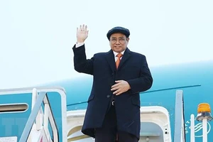 Thủ tướng Chính phủ Phạm Minh Chính đến sân bay Prestwick, Scotland (Vương quốc Anh). Ảnh: TTXVN