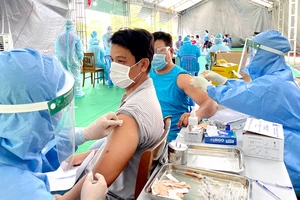 Người ngoài tỉnh làm việc tại cụm công nghiệp Phong Phú (phường Tăng Nhơn Phú B, TP Thủ Đức, TPHCM) được tổ tiêm lưu động đến tiêm chủng vaccine Covid-19 ngay nơi làm việc. Ảnh: HOÀNG HÙNG 