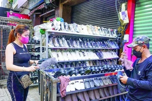 Một shop bán giày trên đường Nguyễn Trãi, quận 5 mở cửa trở lại. Ảnh: HOÀNG HÙNG