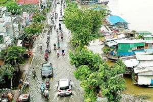 Triều cường gây ngập trên đường Trần Xuân Soạn, phường Tân Thuận Tây, quận 7. Ảnh: HOÀNG HÙNG