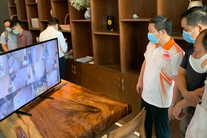 Phó Chủ tịch UBND TPHCM Dương Anh Đức kiểm tra việc giám sát người cách ly tại khách sạn Kim Cương Xanh (quận 1) 