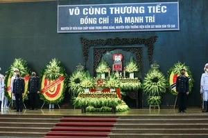 Lễ tang đồng chí Hà Mạnh Trí được tổ chức theo nghi thức cấp Nhà nước. Ảnh: HOÀNG BÍCH - HỮU THẮNG