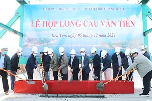 Công ty 479 Hòa Bình tổ chức hợp long 2 cây cầu trọng điểm tại Quảng Ninh