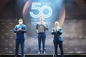 Ông Lê Thanh Tùng - Thành viên HĐQT VietinBank đại diện Ngân hàng nhận vinh danh tốp 50 công ty niêm yết tốt nhất Việt Nam năm 2021
