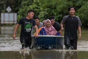 Người dân Malaysia phải sơ tán vì lũ lụt vào đầu năm 2021. Ảnh: AFP/TTXVN