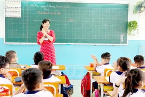 Cô Nguyễn Thị Minh Hiếu, Trường Tiểu học Lam Sơn (quận Bình Thạnh) trong một tiết học trực tiếp trong năm học 2019-2020