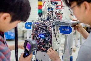 Các kỹ sư phát triển mẫu robot cho người già ở Hàn Quốc
