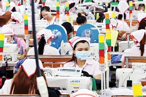 Nhà máy dệt may tại Việt Nam. Ảnh: Nikkei Asia