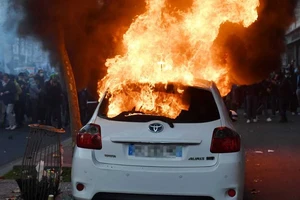 Pháp: Gần 900 ô tô bị đốt cháy trong đêm Giao thừa