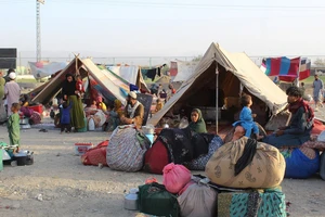 Người tị nạn Afghanistan dựng lều tạm tại khu vực biên giới Afghanistan-Pakistan, ngày 31-8-2021. Ảnh: AFP/TTXVN