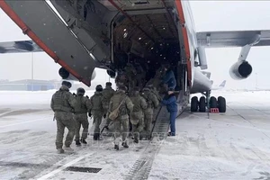 Binh sĩ Nga thuộc lực lượng Tổ chức Hiệp ước an ninh tập thể (CSTO) lên máy bay tới Kazakhstan, ngày 6-1-2022. Ảnh: THX/TTXVN