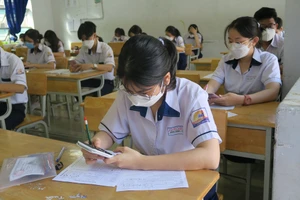 Học sinh khối 10, Trường THPT Phước Kiển (huyện Nhà Bè) làm bài kiểm tra cuối học kỳ 1 vào sáng 14-1