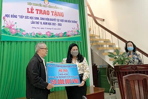 Bà Nguyễn Thu Thủy (giữa) Phó giám đốc Đối ngoại Vedan Việt Nam trao phần kinh phí hỗ trợ học bổng cho Đại diện Hội Khuyến học tỉnh Đồng Nai