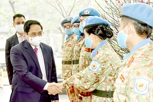 Thủ tướng Phạm Minh Chính thăm hỏi các cán bộ, chiến sĩ tham gia lực lượng giữ gìn hòa bình của Liên hiệp quốc. Ảnh: QUANG PHÚC