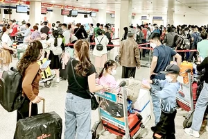 Người dân làm thủ tục tại sân bay Tân Sơn Nhất tối 22-1. Ảnh: GIA HÂN