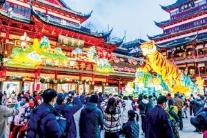 Người dân tham quan đèn lồng tại Dự Viên, Thượng Hải, Trung Quốc. Ảnh: THX