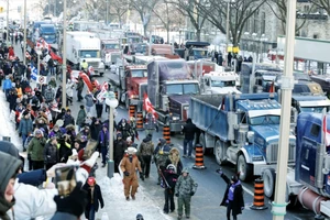 Xe tải đậu trên phố Wellington, gần Nhà Quốc hội ở Ottawa, Canada. Ảnh: REUTERS/TTXVN 